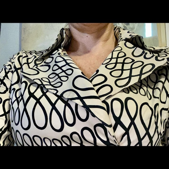 EUC unlined spring/summer trench with sash - Picture 8 of 8